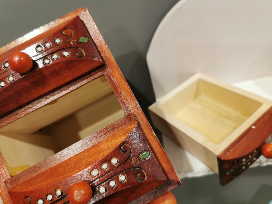 Drewniana mala szkatulka komoda