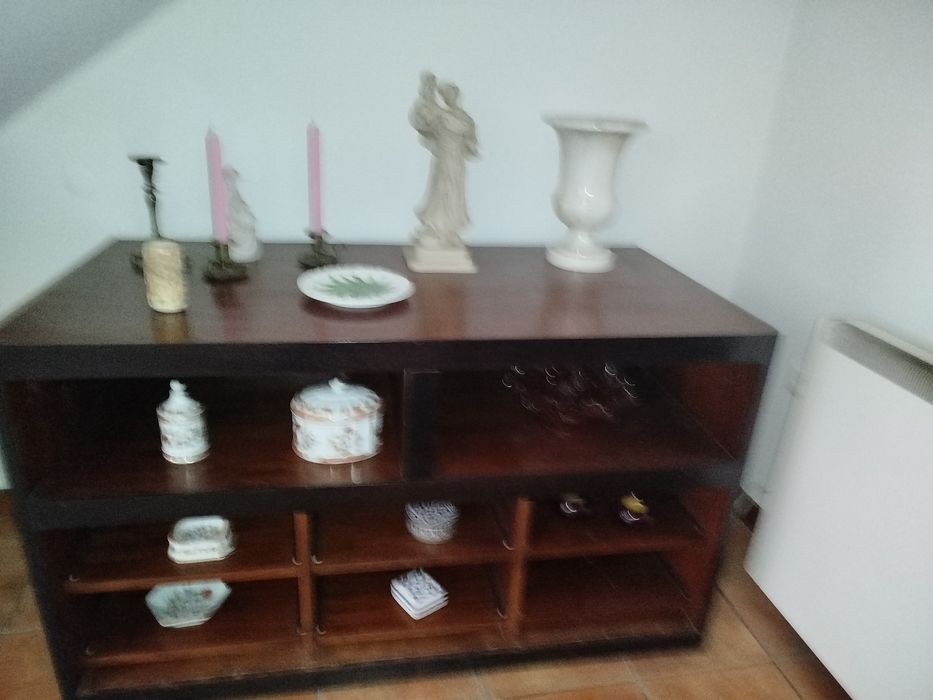 Móvel em madeira maciça