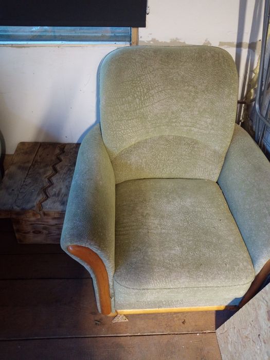 Wygodne fotele  materiał z drewnem