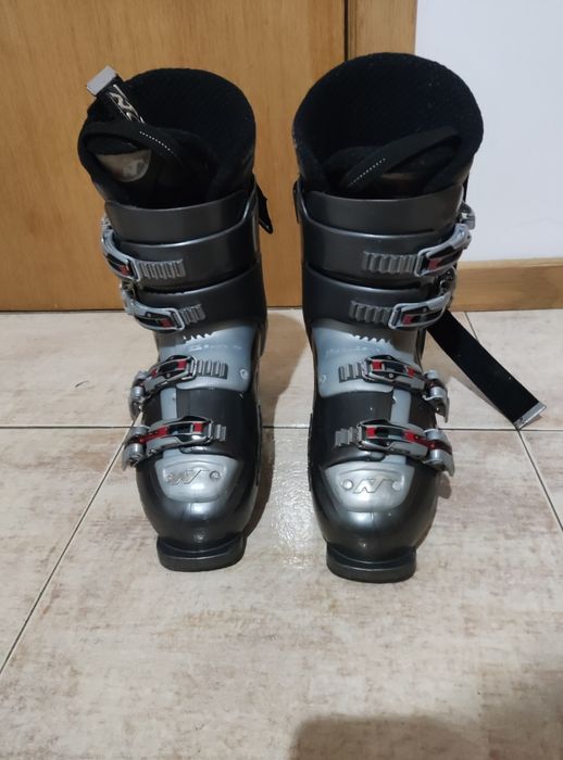 Vendo dois pares de botas de ski