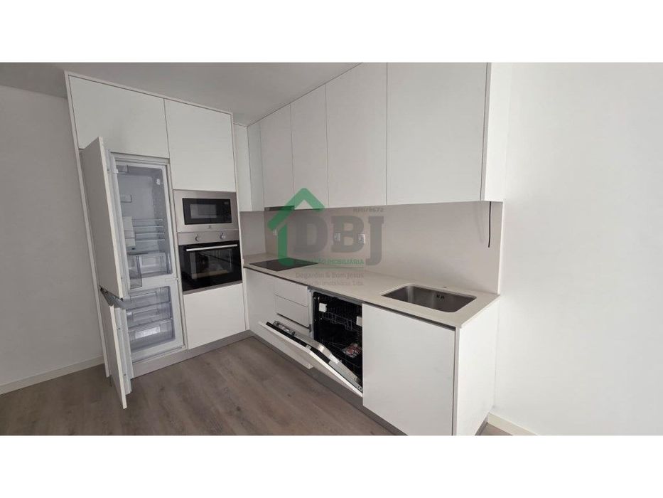 T1 Novo - condomínio c/piscina!