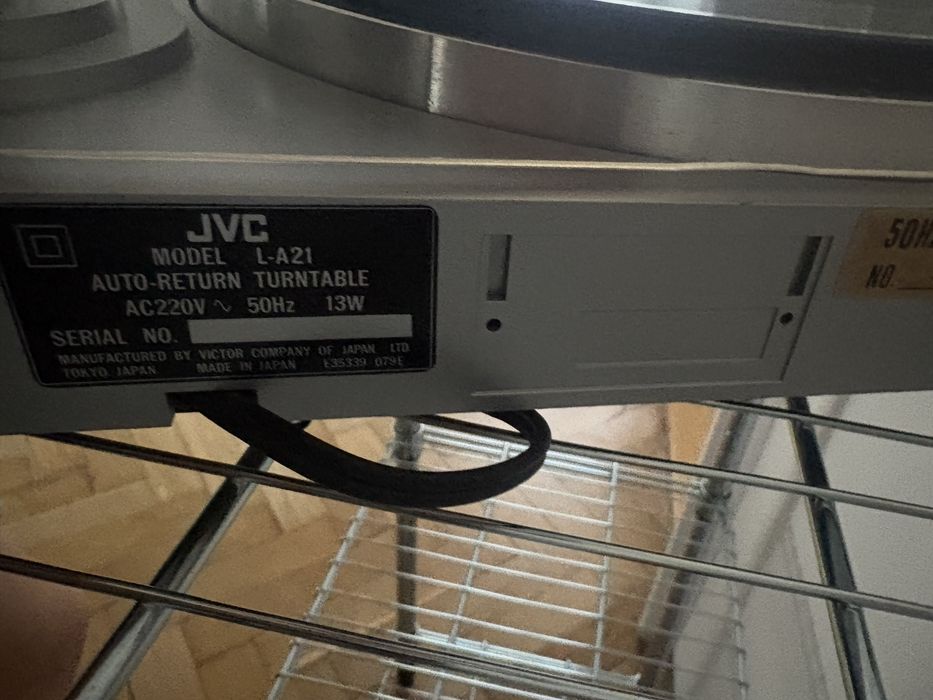 Srebrny gramofon JVC