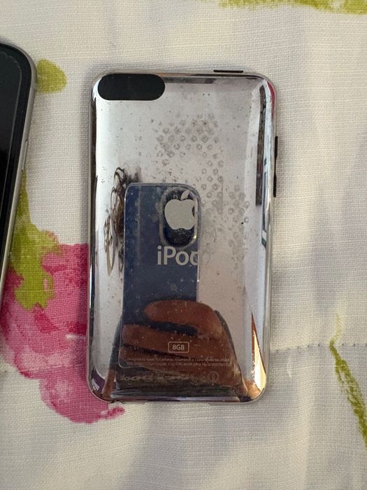 Telemóveis antigos anos 2000 (Nokia, iPod, Siemens)