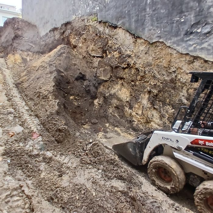 Demolições /desmonte manual de  edifícios em  pedra