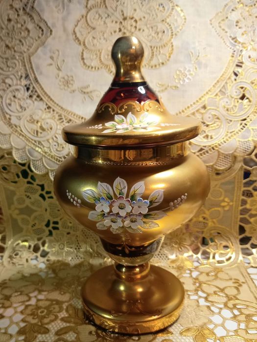 Подарочные предметы из стекла  : шкатулка, вазочки,конфетница.,.