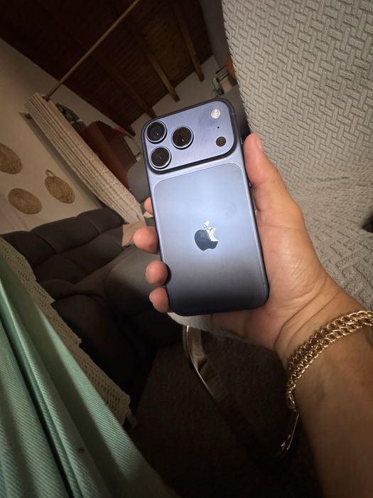 Iphone 17 pro azul.