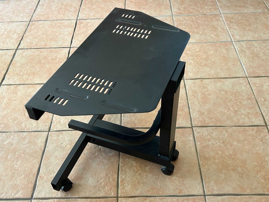 Movel de metal com rodas para TV