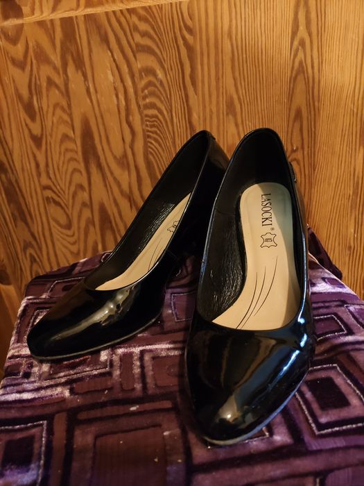 Eleganckie buty na obcasie z lakierowanej skóry Lasocki