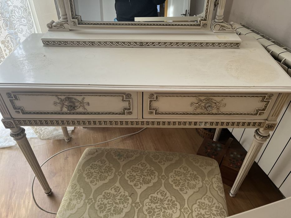 Toaletka biała z okuciami