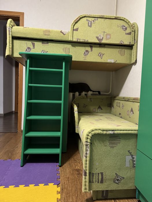 Комплект меблів в дитячу кімнату