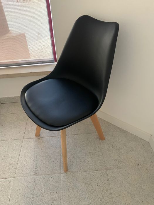 Cadeira preta marca HomyCasa.