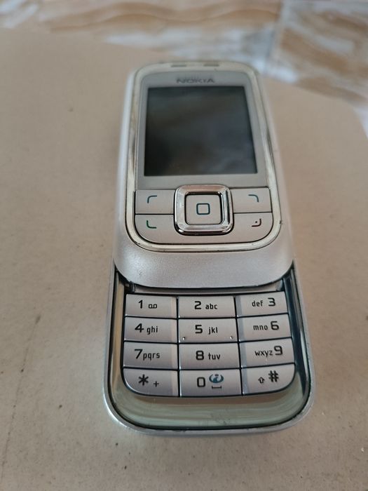 Nokia telefon z wysuwaną klawiaturą i klawiszami