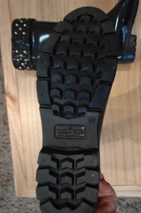 Botas pretas da Lemon Jelly