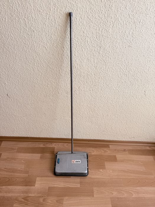 Żbik, ręczny odkurzacz z PRL-u.