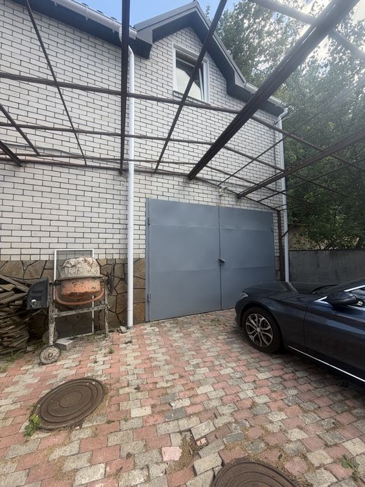 Продам просторий будинок 240 м² + баня з басейном + гараж | 6,7 сотки | Торг