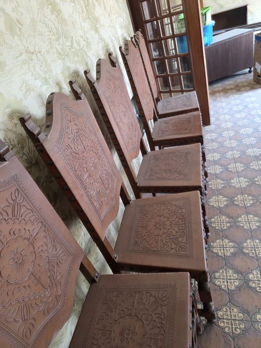 Cristaleira , cadeiras e mesa
