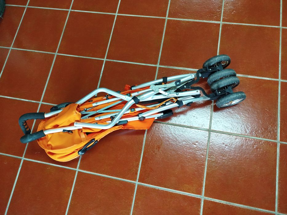 Carrinho de bebé articulado para fácil arrumação