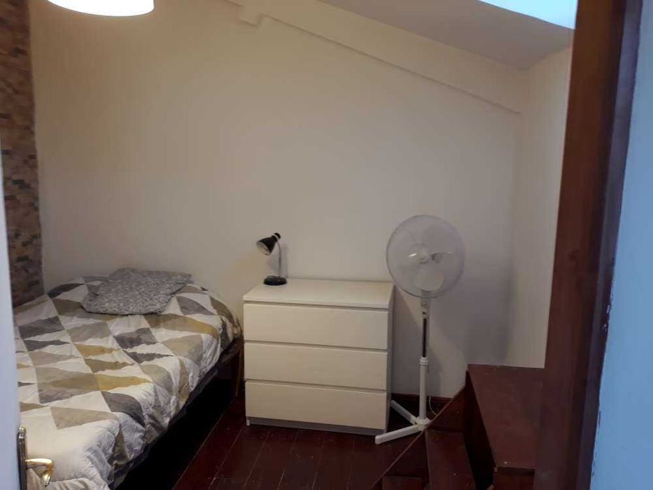 T-3 Mobilado+ equipado, com pátio,no Centro Lisboa. Ler texto.