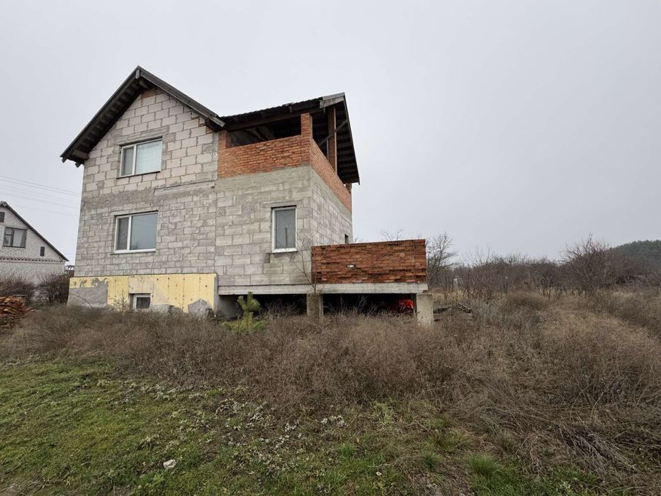 Продаж будинку біля лісу та річки