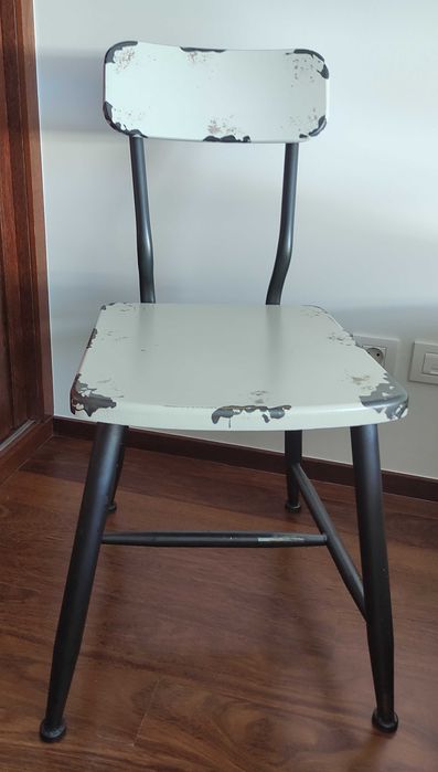 Conjunto de mesa e cadeiras estilo industrial