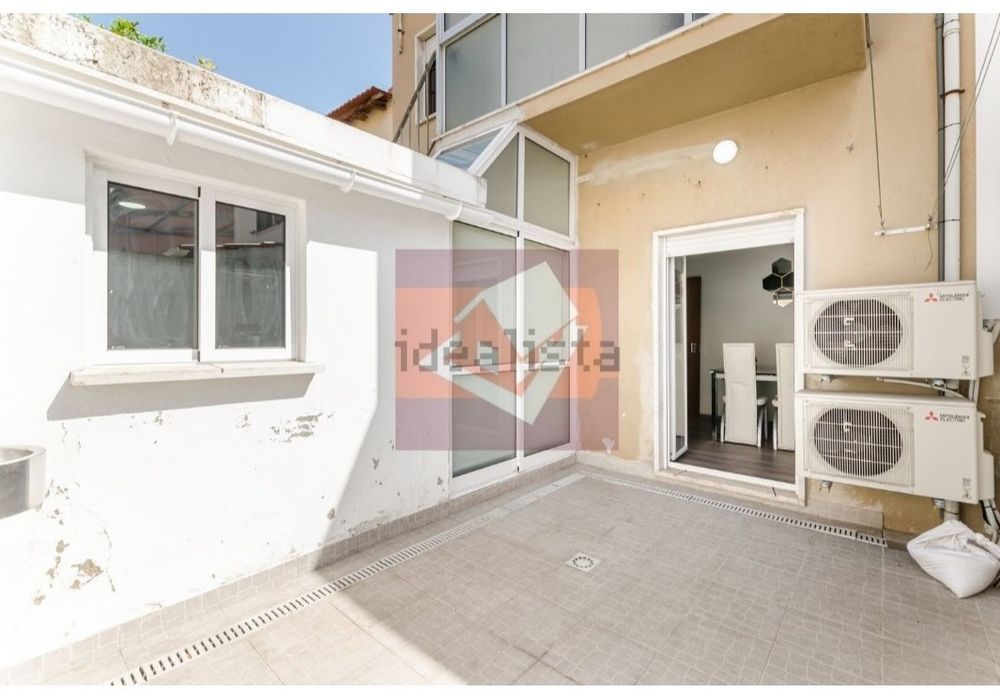 2 Quartos em Moradia Duplex com Logradouro junto ao Metro de Odivelas