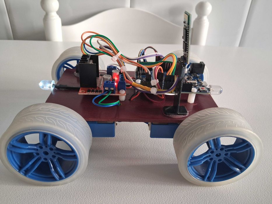 Carro Robot Arduino controlado por Bluetooth c/ luzes.