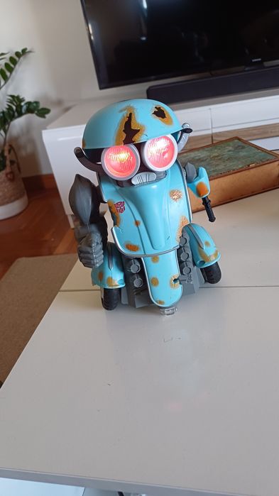 Robô Transformers com comando.