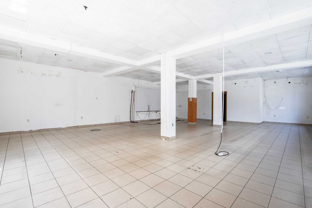 Do wynajęcia przestronny, narożny, witrynowy lokal handlowo-usługowy.