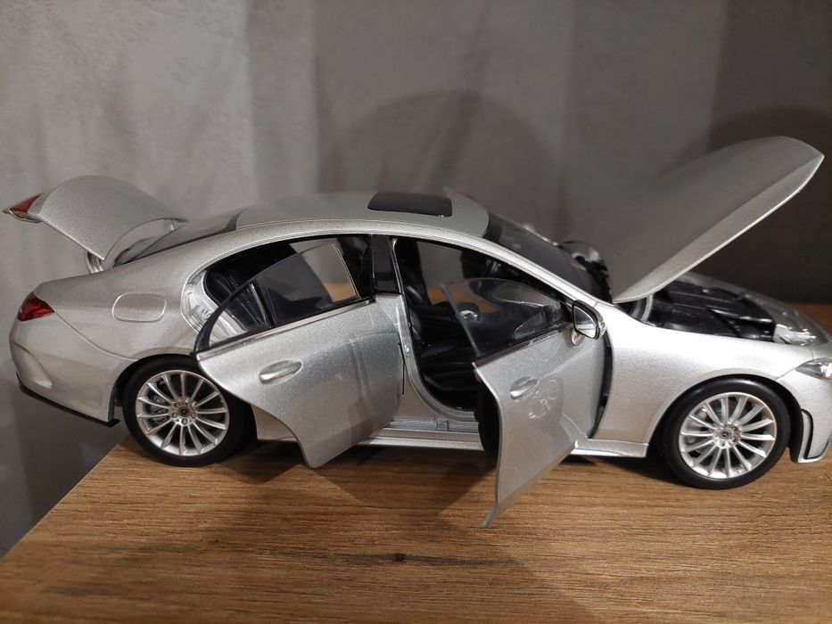 Model 1:18 Mercedes CLS Norev