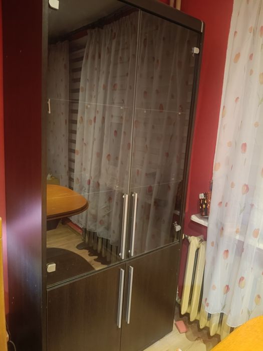 Meble – stół rozkładany z 4 krzesłami, 2 witryny, biurko i lustro