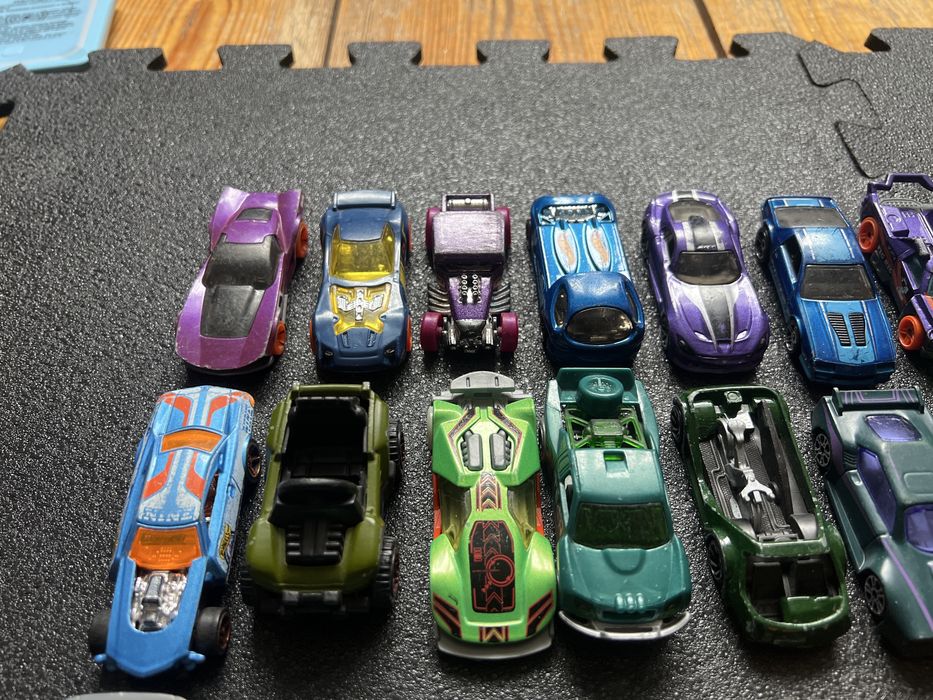 Zestaw 25 autek Hot Wheels