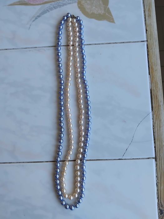 2 colares de pérolas artificiais
