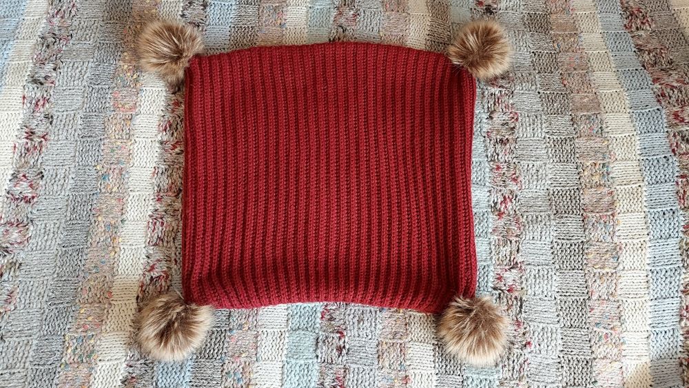 Poszewka na poduszkę wełniana z zamkiem i pomponami