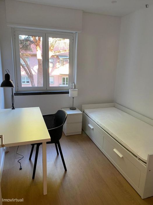 Quarto - localizado em Oeiras Lisbon