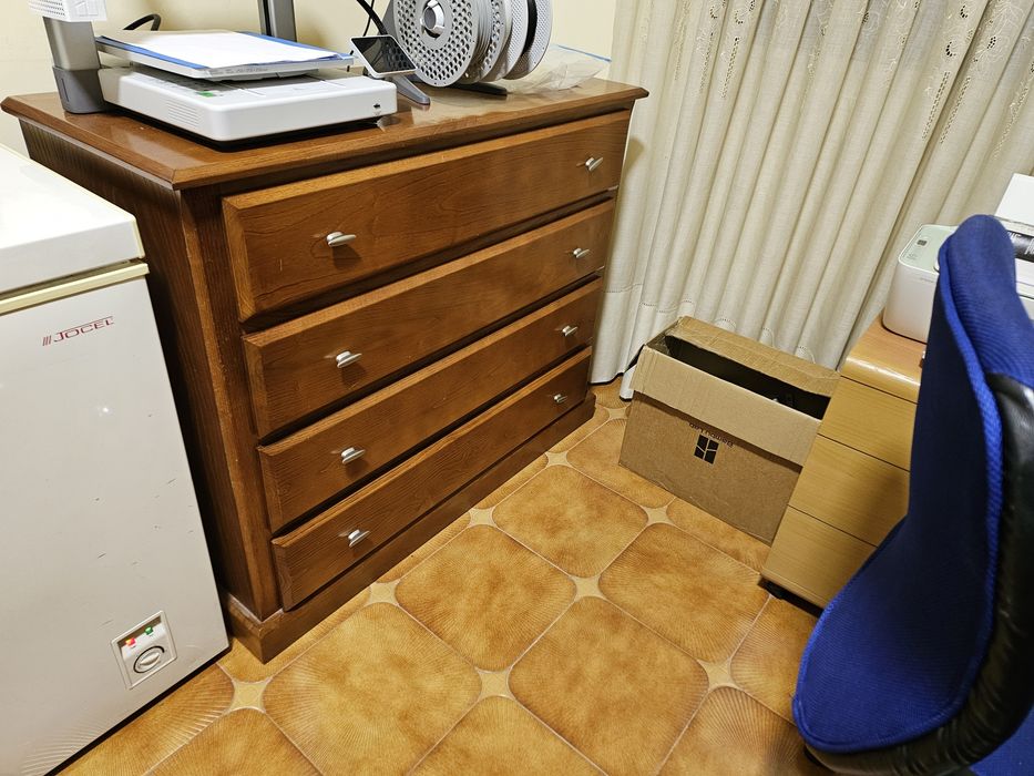 Cama com colchão  e mesinhas de cabeceira