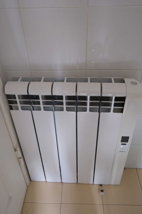 Aquecedor de parede, pequeno - Small wall-mounted radiator. Marca Rointe