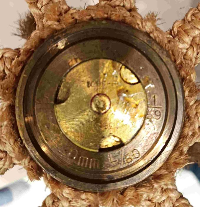 Arte de trincheira/militar, peça de artilharia naval revestida em macramé