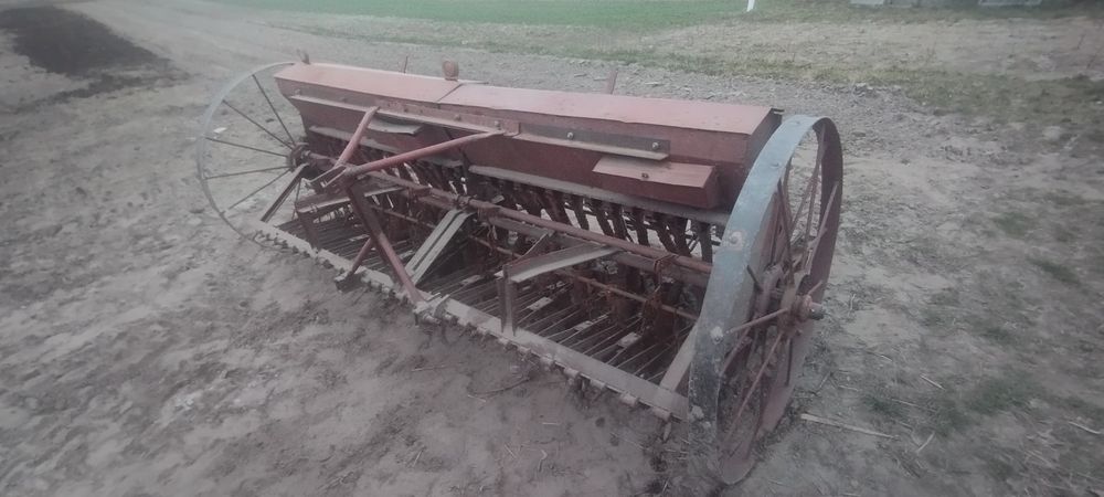 Тракторна польська сівалка 26 лійок