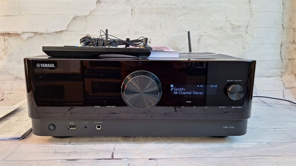 Piękna Yamaha TSR-700 z Wifi Bluetooth eARC MusicCast 8K Atmos
