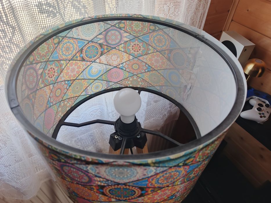 Lampa stojąca na nogach