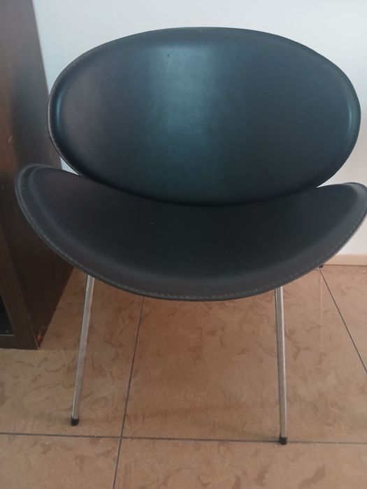 Cadeira preta design moderno