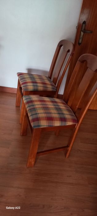 Mesa Oval grande em Cerejeira,com quatro cadeiras como nova .