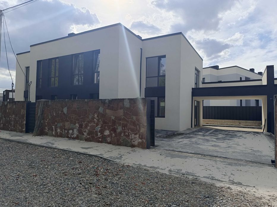 ПРОДАМ дім  загороджений дуплекс з гаржем та терасою 160 м² , 3сот ГАЗ  підключенні всі міські комунікації