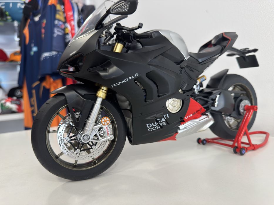 Ducati Corse V4. Funciona, tem chave, acende luzes, deita fumo, roda traseira gira. Tamanho 1:6