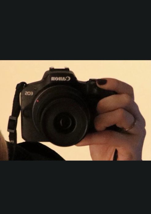 Câmera canon EOS R100