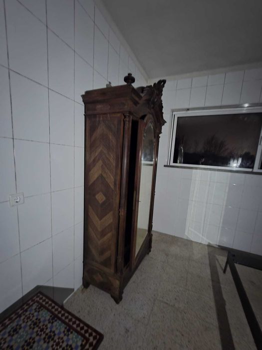 Vários móveis - armários, cadeiras, estantes, cama, mesas