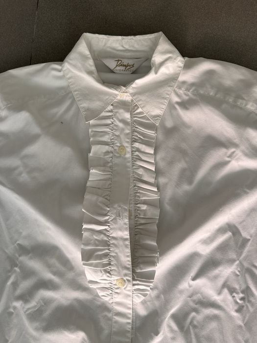 Camisa branca com folhos frente em estado novo