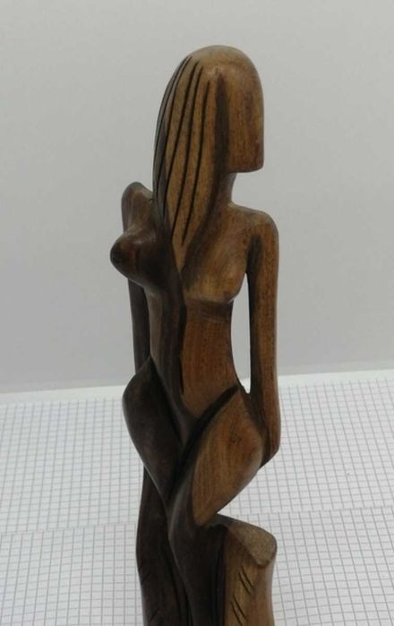 Сувенір різьблена фігура жінки