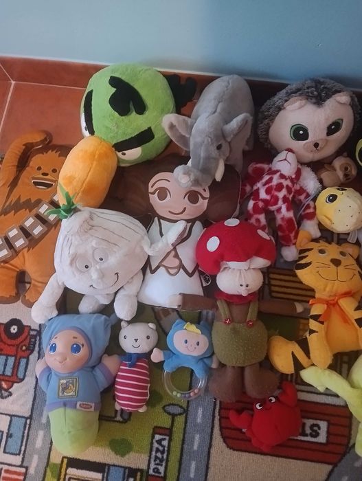 Peluches, cerca de 40