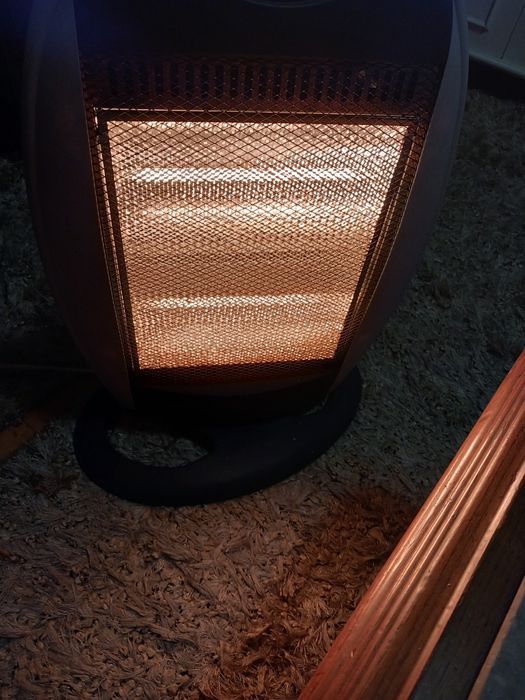 Aquecedor e rádio cassetes a funcionar